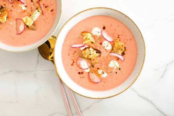 Quels sont les meilleurs légumes pour des soupes froides estivales sans crème?