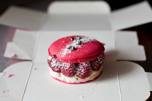 Comment préparer des macarons à la framboise avec une ganache au chocolat?